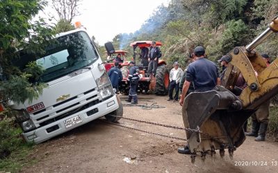 Carro de transporte de cilindros de gas propano que se volvió en la vereda La Unión