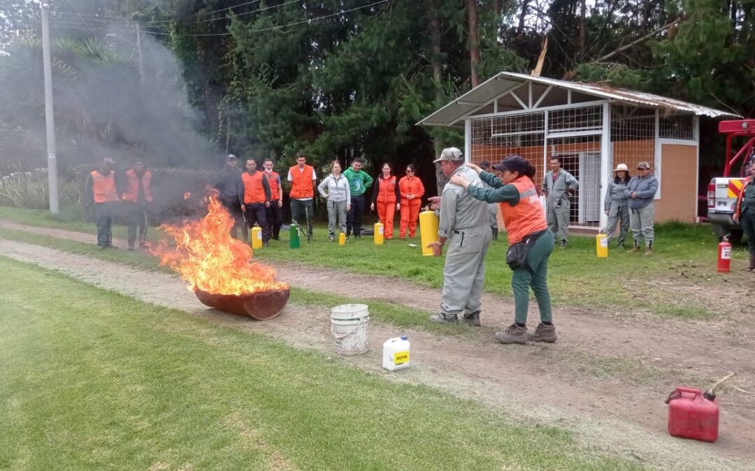 Capacitación en Manejo de Extintores y Control de Incendios para Personal Floricultor de la Vereda La Cuesta